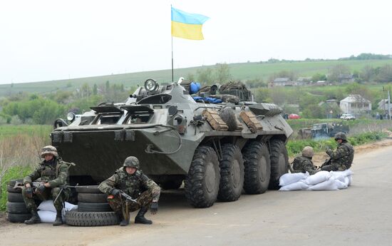 Ukrainian troops launch assault on Slavyansk