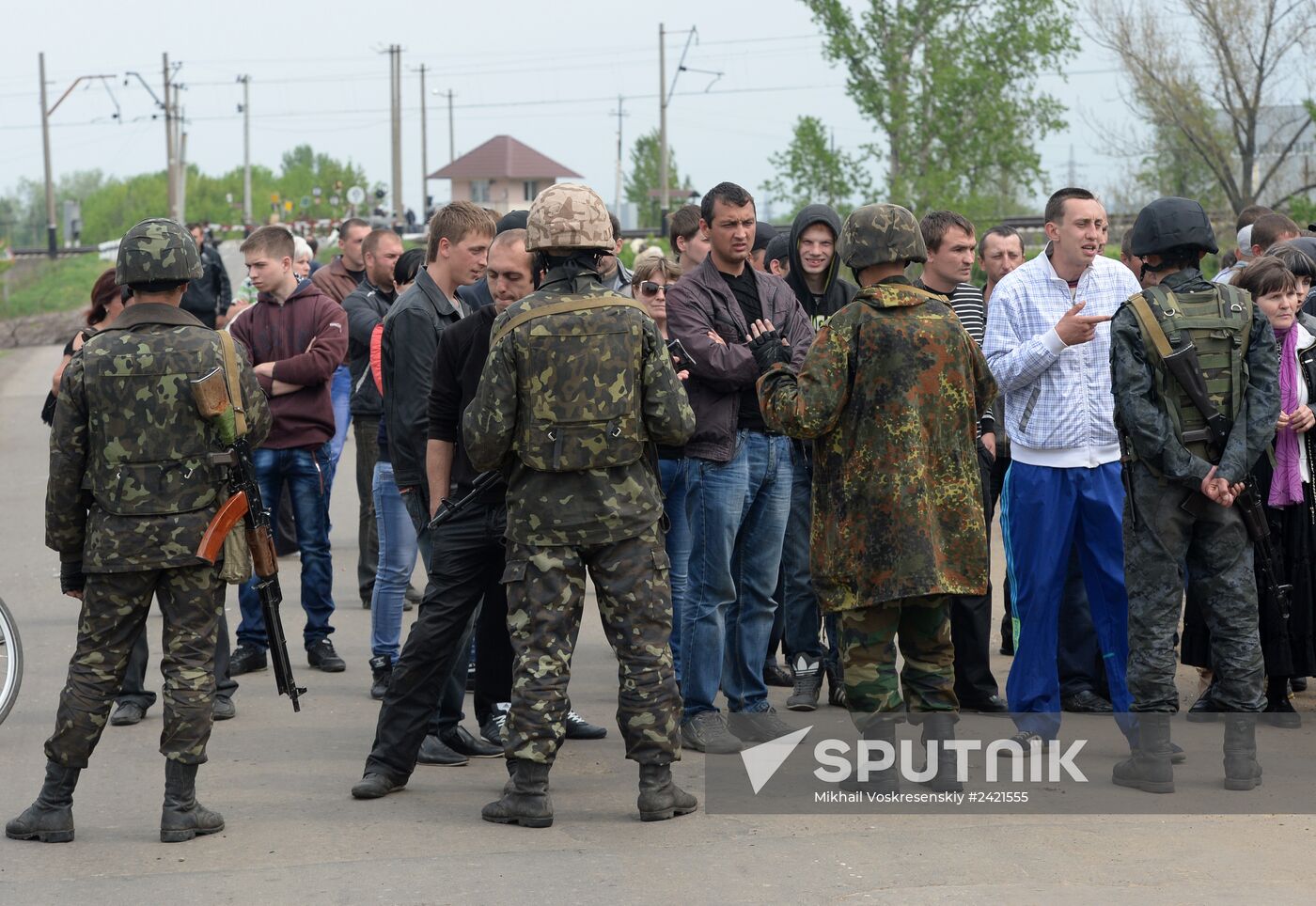 Ukrainian troops launch assault on Slavyansk