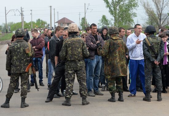 Ukrainian troops launch assault on Slavyansk