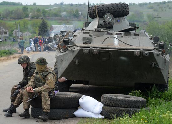 Ukrainian troops launch assault on Slavyansk