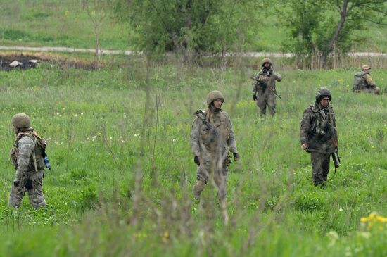 Ukrainian troops launch assault on Slavyansk