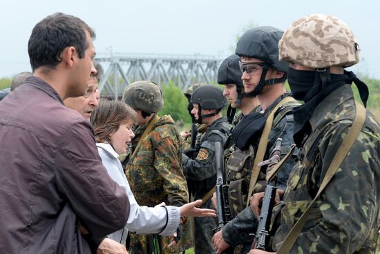 Ukrainian troops launch assault on Slavyansk