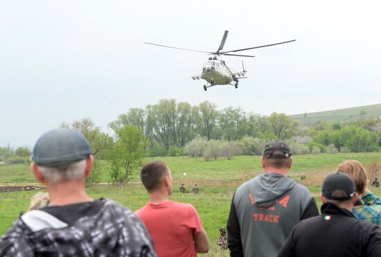 Ukrainian troops launch assault on Slavyansk