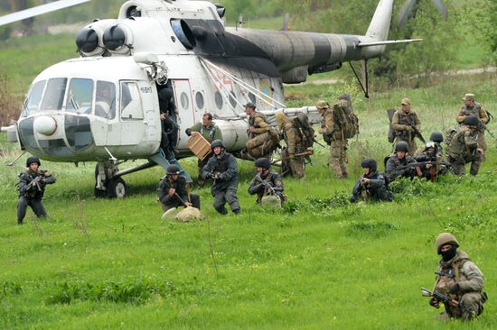 Ukrainian troops launch assault on Slavyansk