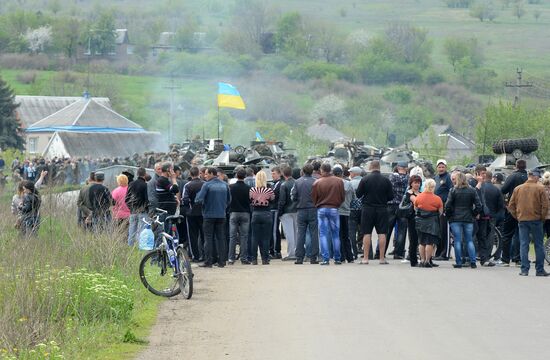 Ukrainian troops launch assault on Slavyansk