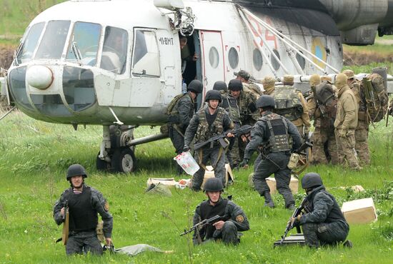 Ukrainian troops launch assault on Slavyansk