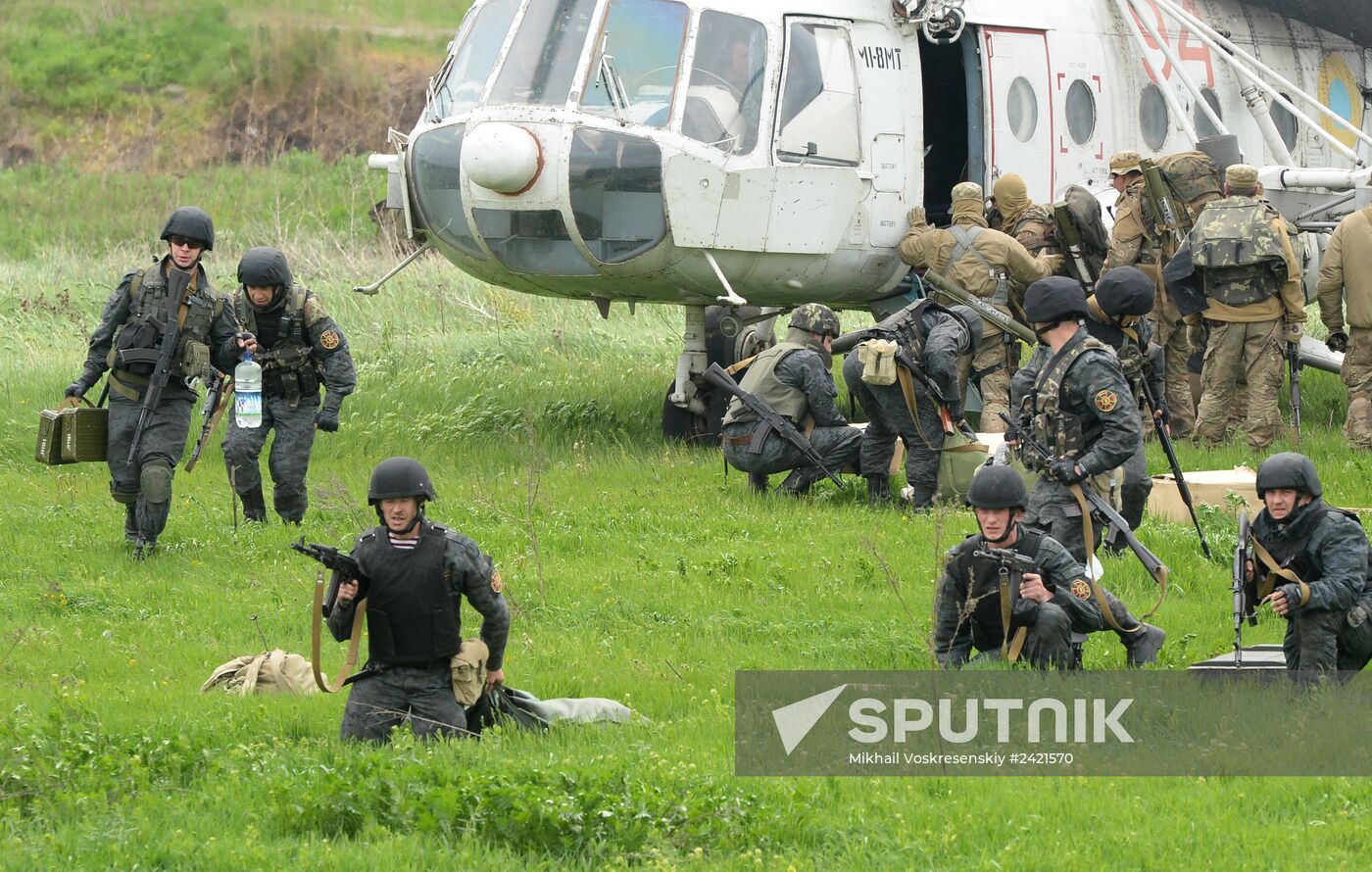 Ukrainian troops launch assault on Slavyansk