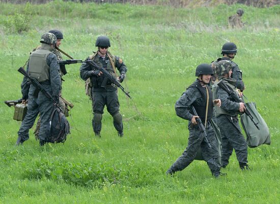 Ukrainian troops launch assault on Slavyansk