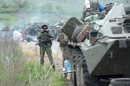 Ukrainian troops launch assault on Slavyansk