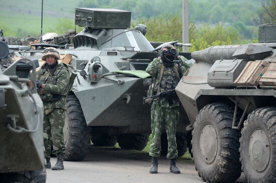 Ukrainian troops launch assault on Slavyansk