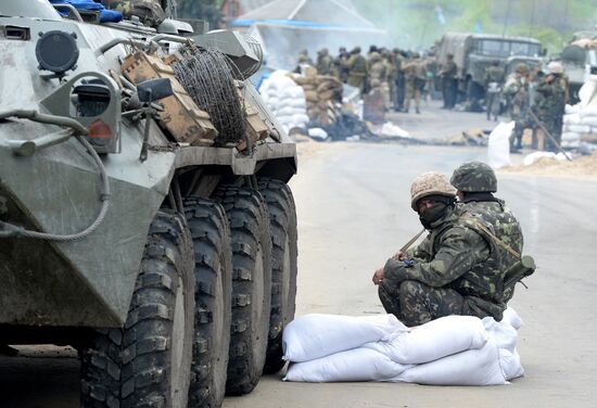 Ukrainian troops launch assault on Slavyansk