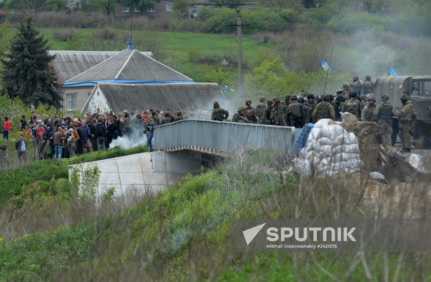Ukrainian troops launch assault on Slavyansk
