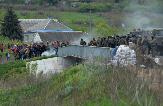 Ukrainian troops launch assault on Slavyansk