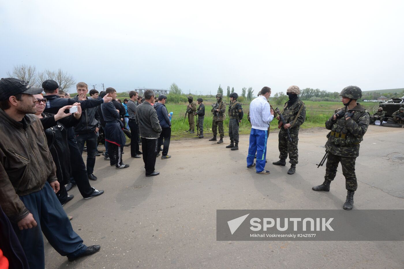 Ukrainian troops launch assault on Slavyansk