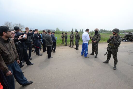 Ukrainian troops launch assault on Slavyansk