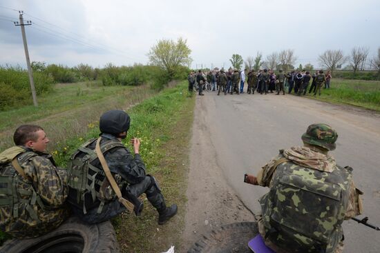 Ukrainian troops launch assault on Slavyansk