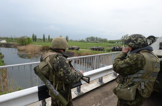 Ukrainian troops launch assault on Slavyansk