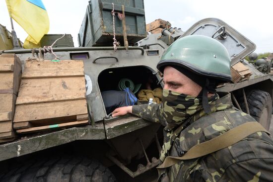 Ukrainian troops launch assault on Slavyansk