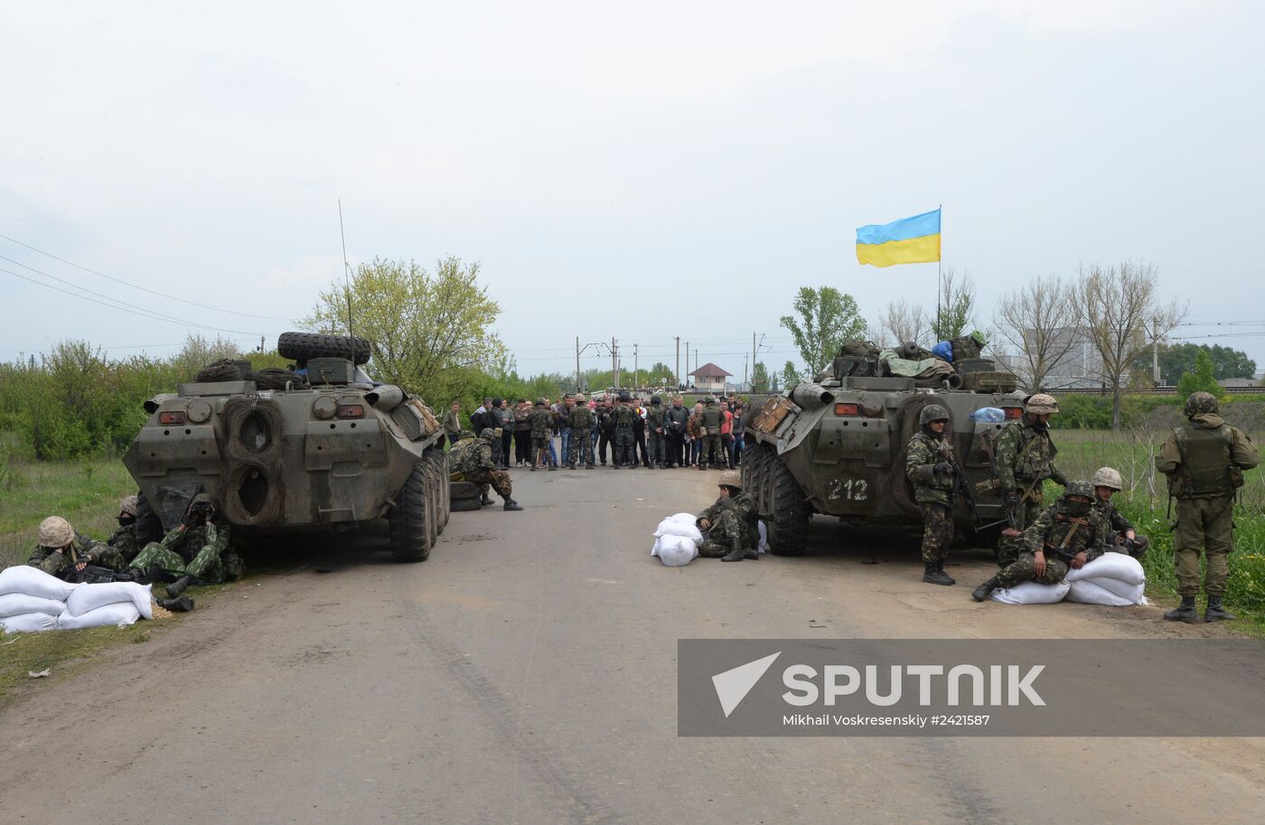 Ukrainian troops launch assault on Slavyansk