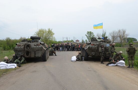 Ukrainian troops launch assault on Slavyansk