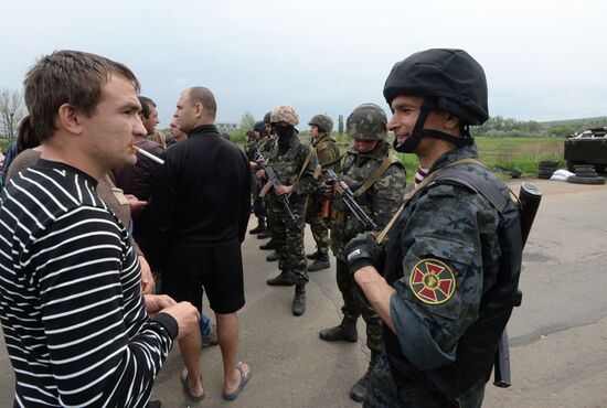 Ukrainian troops launch assault on Slavyansk