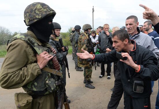 Ukrainian troops launch assault on Slavyansk