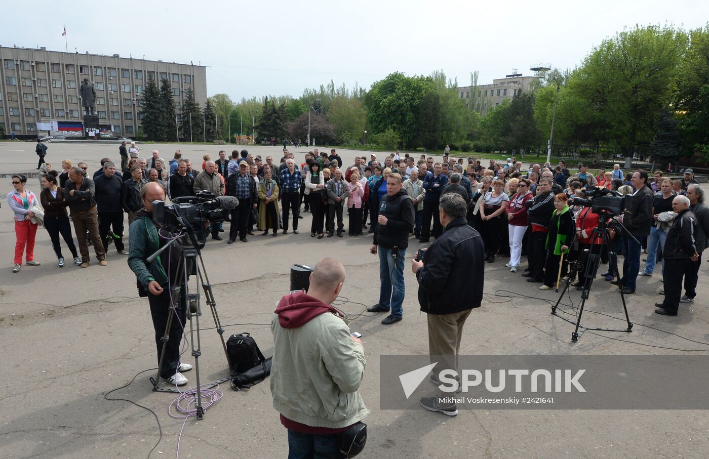 Ukrainian troops launch assault on Slavyansk
