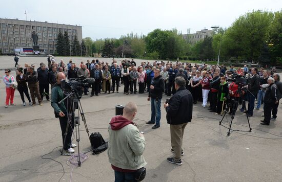 Ukrainian troops launch assault on Slavyansk