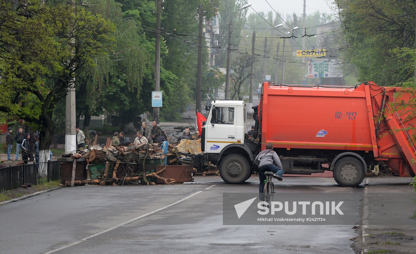 Ukrainian troops launch assault on Slavyansk