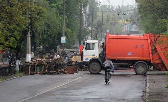 Ukrainian troops launch assault on Slavyansk