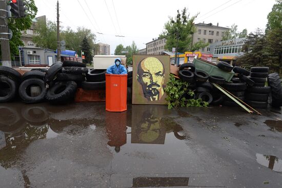 Ukrainian troops launch assault on Slavyansk