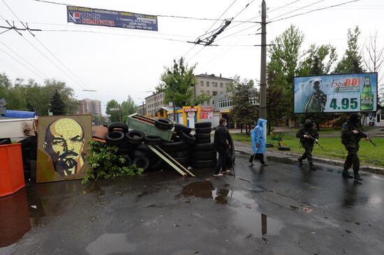 Ukrainian troops launch assault on Slavyansk