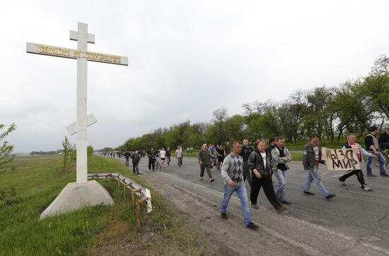 Ukrainian troops launch assault on Slavyansk
