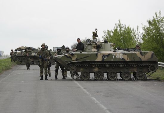 Ukrainian troops launch assault on Slavyansk