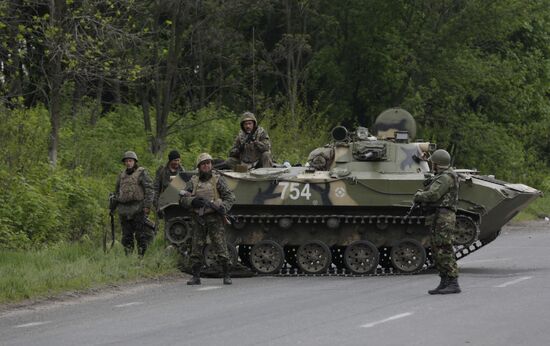 Ukrainian troops launch assault on Slavyansk