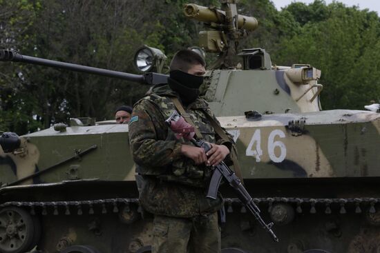 Ukrainian troops launch assault on Slavyansk
