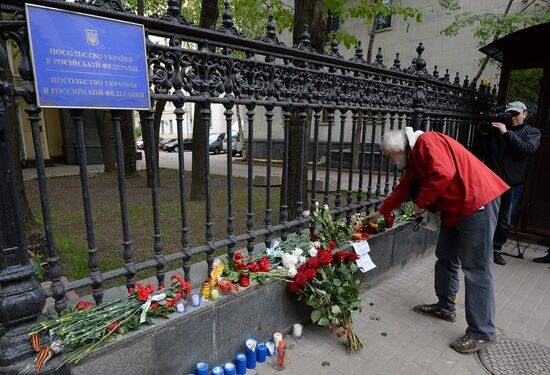 Laying flowers to Ukrainian Embassy in Moscow