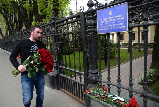 Laying flowers to Ukrainian Embassy in Moscow