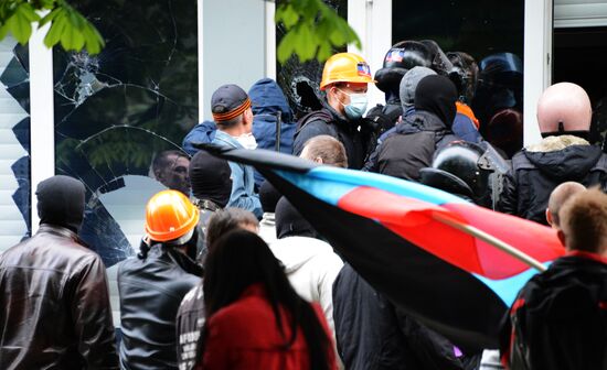 Supporters of federalization took over some administrative buildings