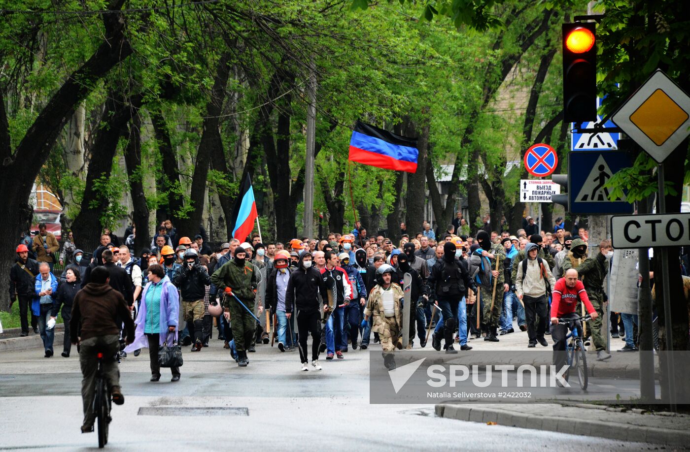 Federalization supporters take over a number of administrative buildings in Donetsk