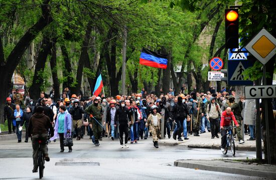 Federalization supporters take over a number of administrative buildings in Donetsk