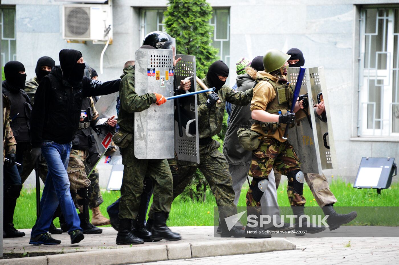 Federalization supporters take over a number of administrative buildings in Donetsk