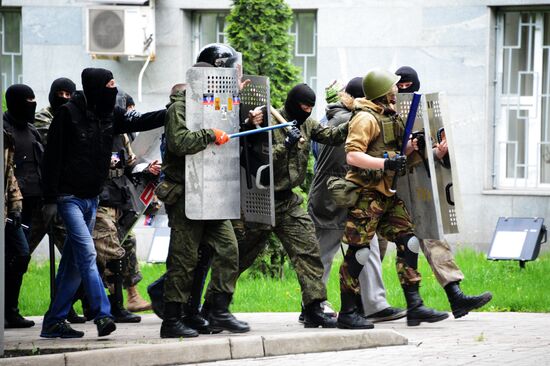 Federalization supporters take over a number of administrative buildings in Donetsk