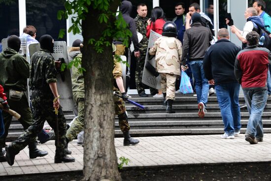 Federalization supporters take over a number of administrative buildings in Donetsk