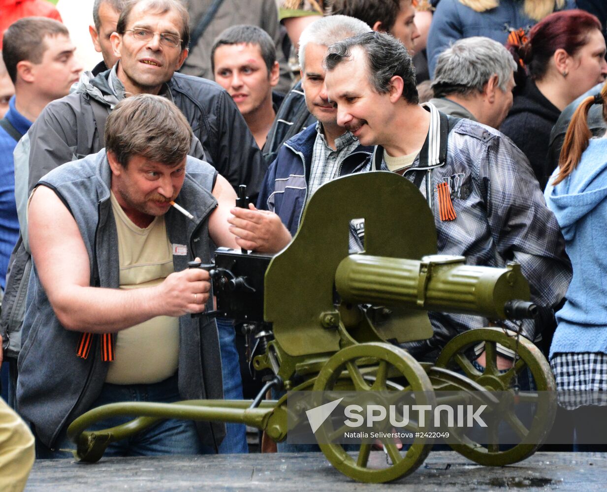 Federalization supporters take over a number of administrative buildings in Donetsk