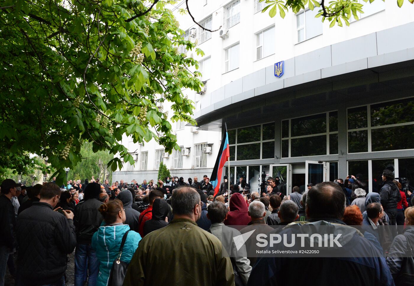 Federalization supporters take over a number of administrative buildings in Donetsk