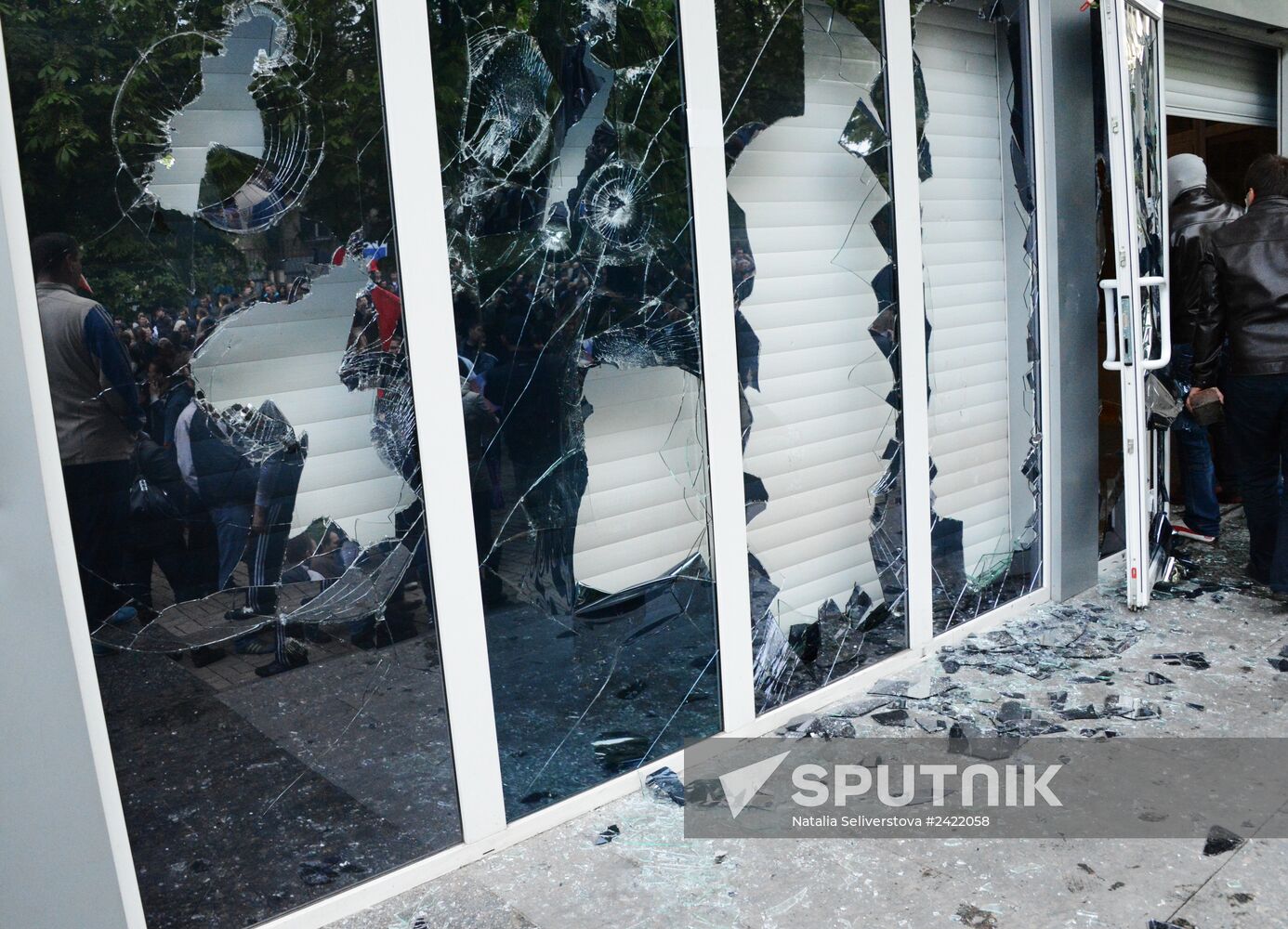 Federalization supporters take over a number of administrative buildings in Donetsk