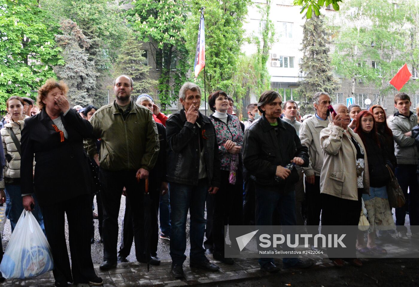 Federalization supporters take over a number of administrative buildings in Donetsk