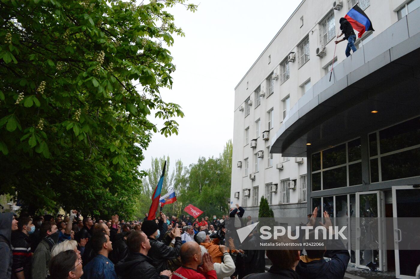 Federalization supporters take over a number of administrative buildings in Donetsk