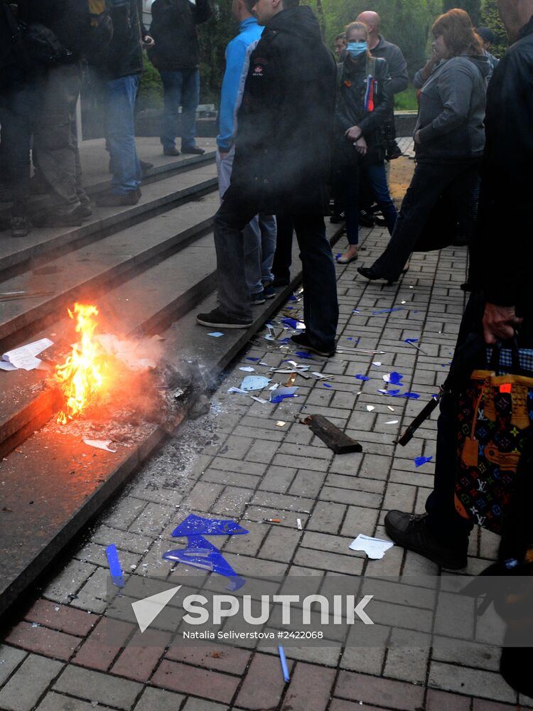 Federalization supporters take over a number of administrative buildings in Donetsk